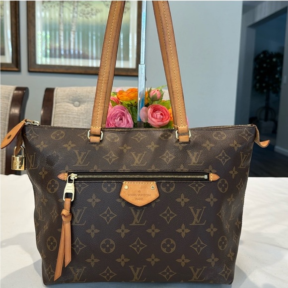 📌SOLD📌 Authentic Louis Vuitton Lena MM bag. - Picture 2 of 16